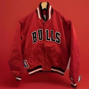 Chicago Bulls Vintage 80s STARTER Satin Bomber Jacket NBA